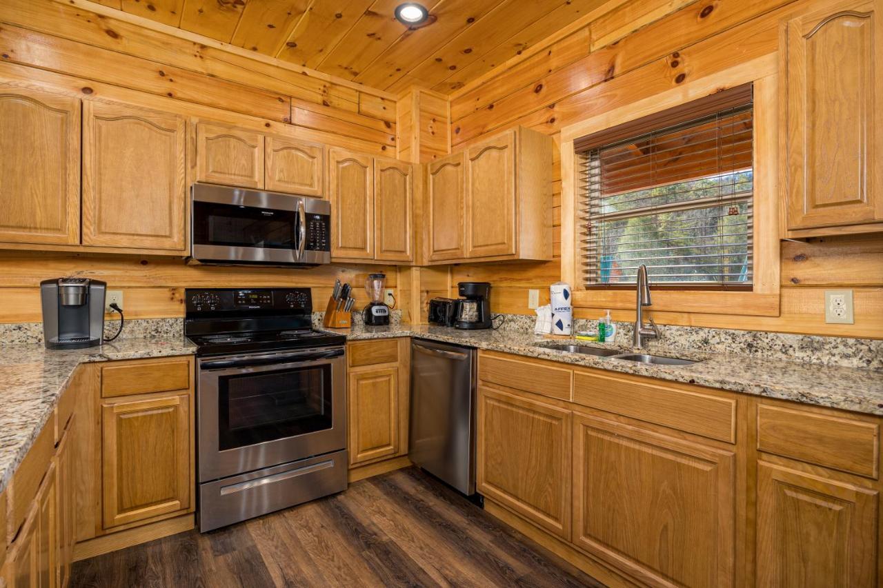 Apartment Mountain Haven: Dual Hot Tubs & Entertainment Hub