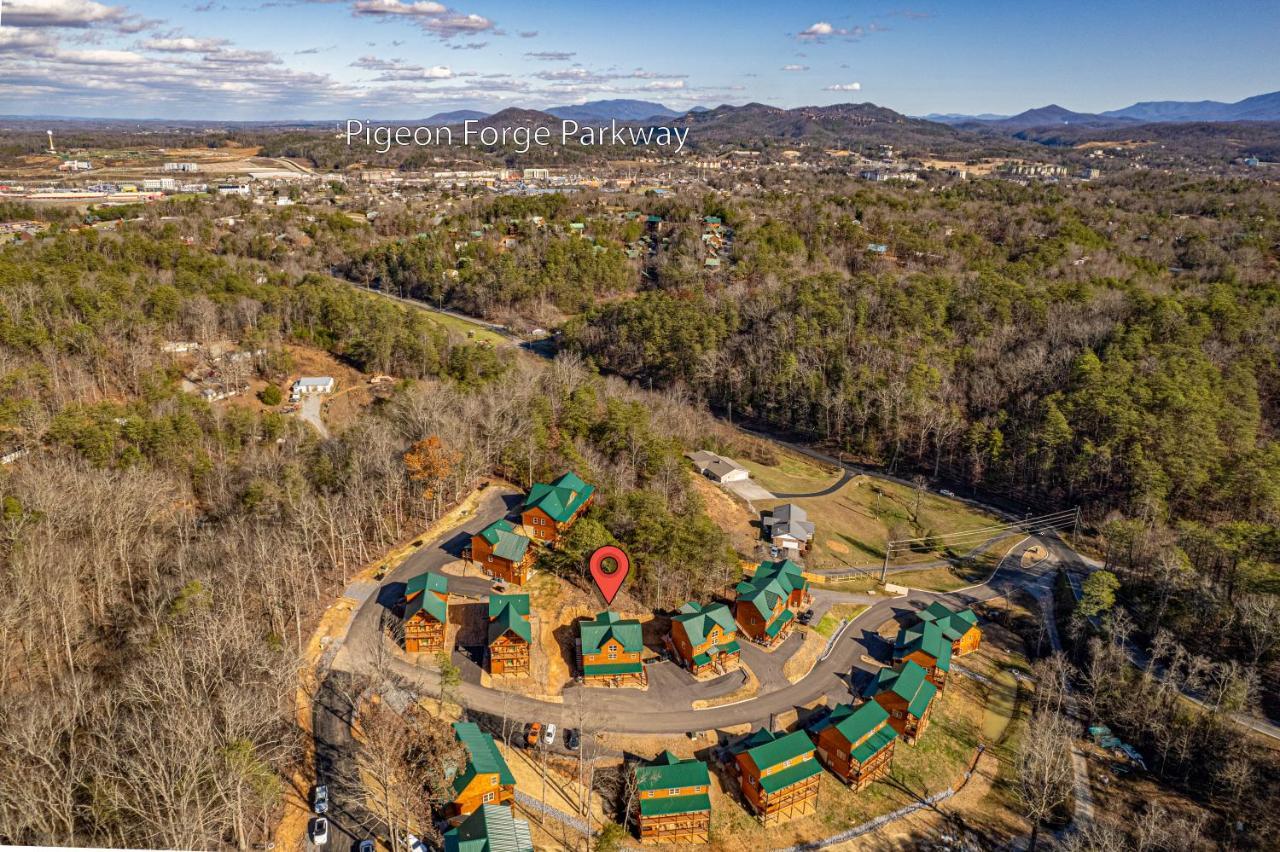 Mountain Haven: Dual Hot Tubs & Entertainment Hub Pigeon Forge