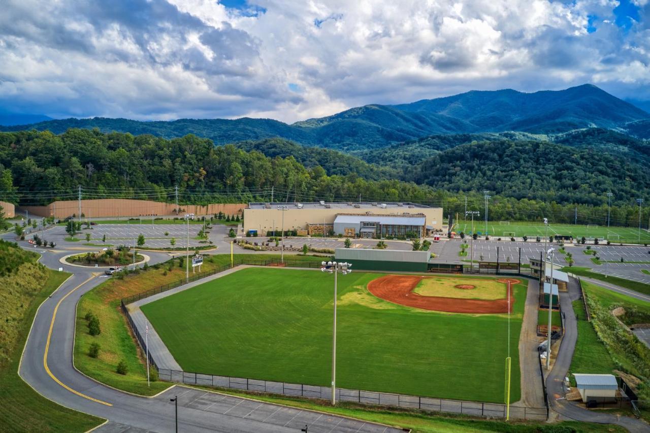 Mountain Haven: Dual Hot Tubs & Entertainment Hub *