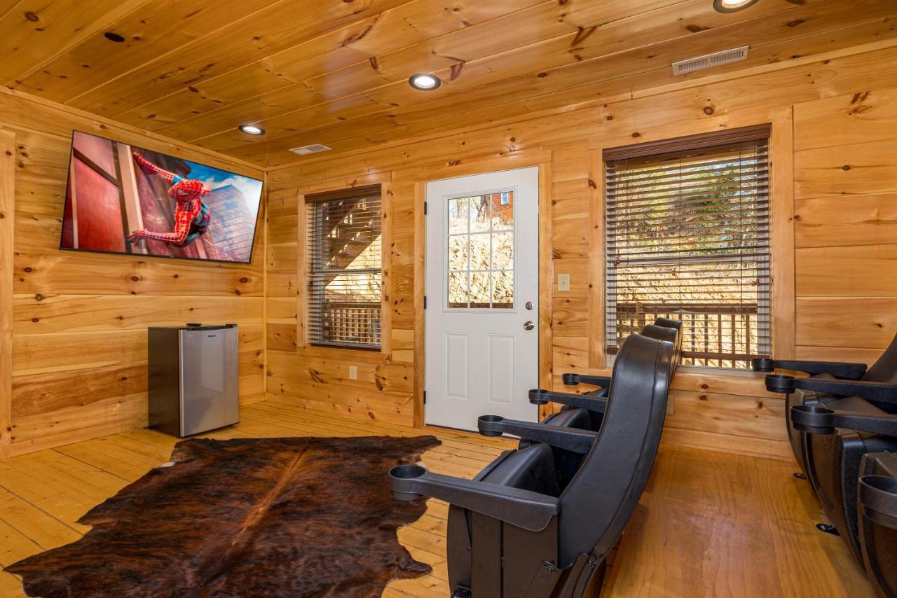 Mountain Haven: Dual Hot Tubs & Entertainment Hub Apartment *