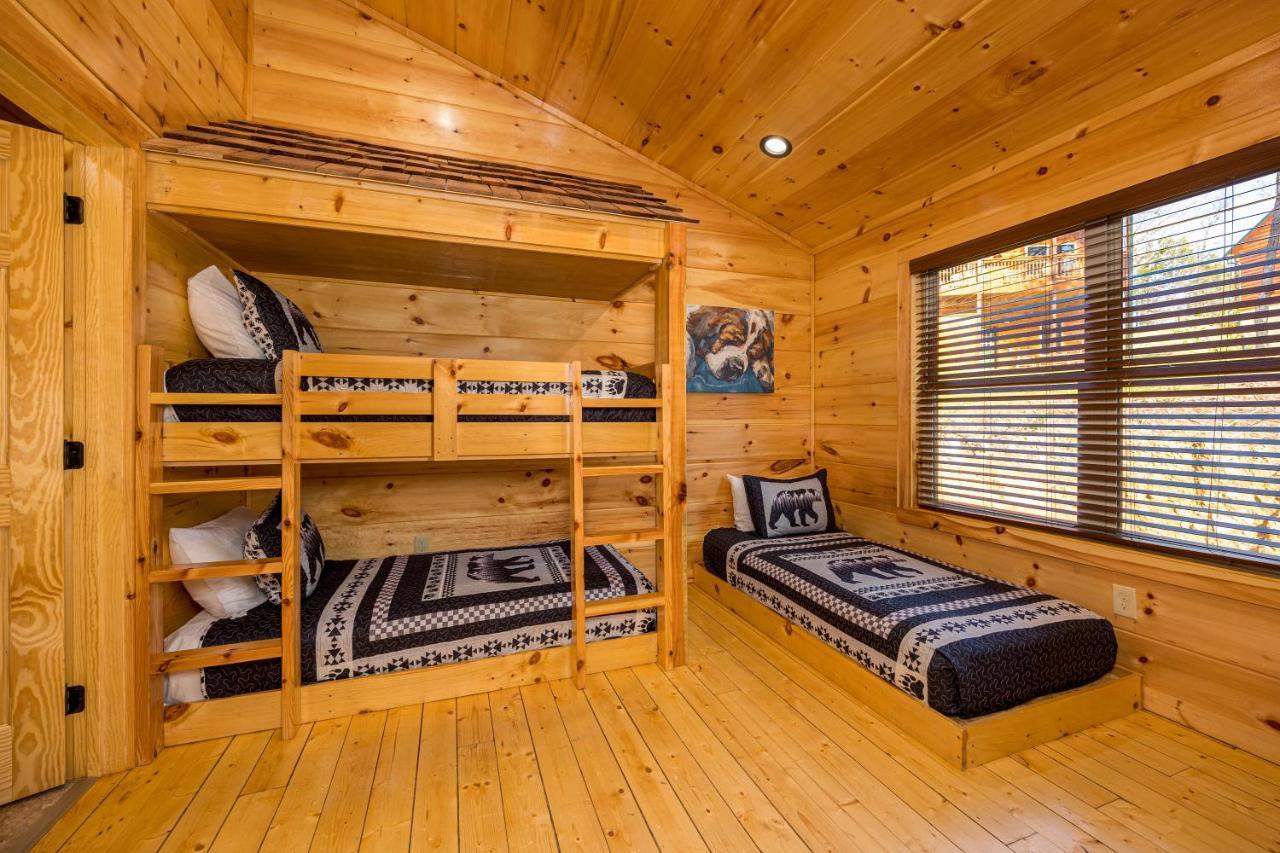 Appartement 5bd5b Escape With 2 Hottubs, Thtr &game Rm,1mi To The Parkway! 4mi To Dollywood - Spring