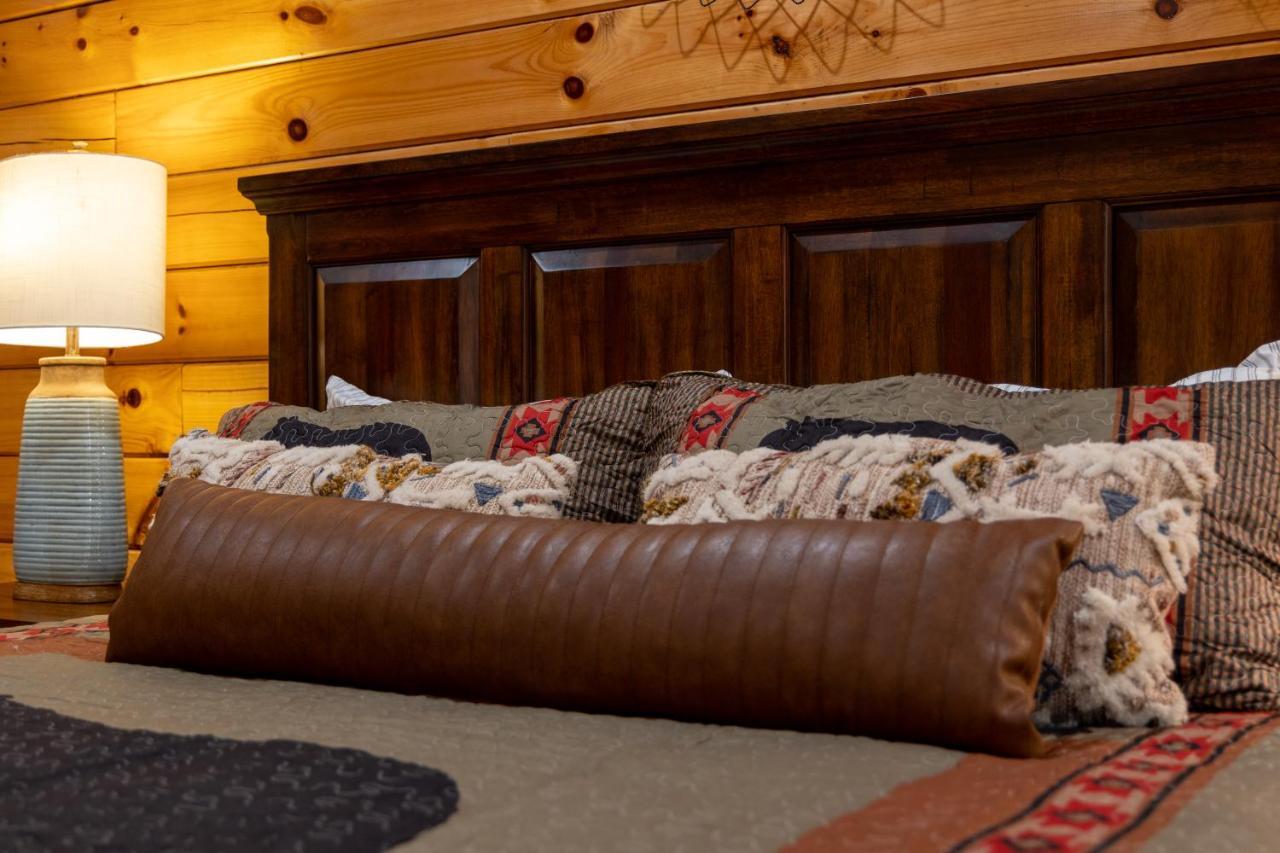 Appartement 5bd5b Escape With 2 Hottubs, Thtr &game Rm,1mi To The Parkway! 4mi To Dollywood - Spring