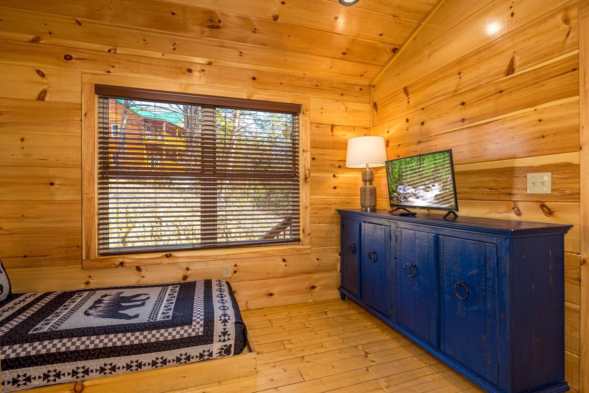5bd5b Escape With 2 Hottubs, Thtr &game Rm,1mi To The Parkway! 4mi To Dollywood - Spring Appartement Pigeon Forge