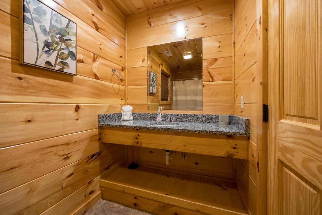 Appartement 5bd5b Escape With 2 Hottubs, Thtr &game Rm,1mi To The Parkway! 4mi To Dollywood - Spring