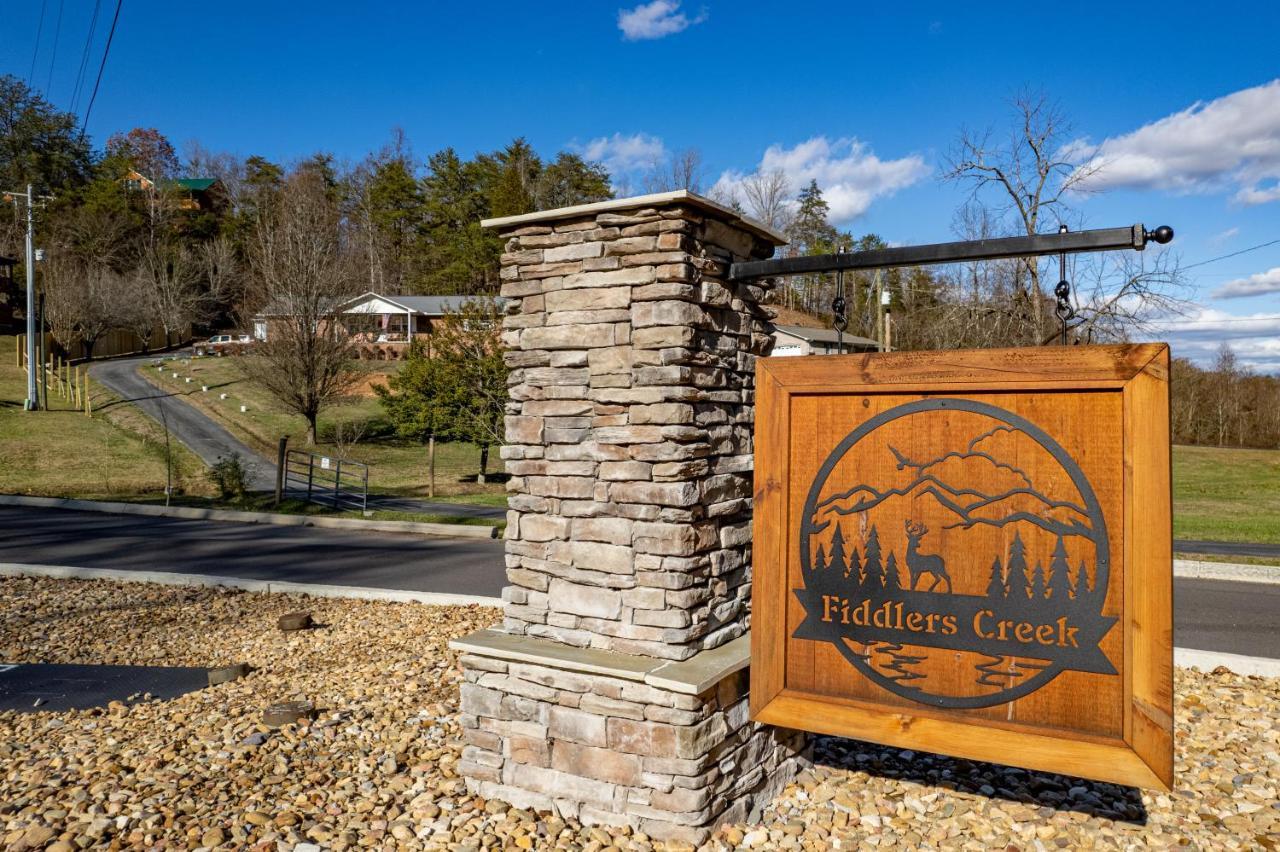 Appartement 5bd5b Escape With 2 Hottubs, Thtr &game Rm,1mi To The Parkway! 4mi To Dollywood - Spring Pigeon Forge