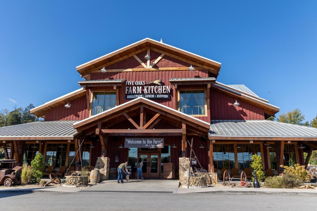 5bd5b Escape With 2 Hottubs, Thtr &game Rm,1mi To The Parkway! 4mi To Dollywood - Spring Appartement Pigeon Forge