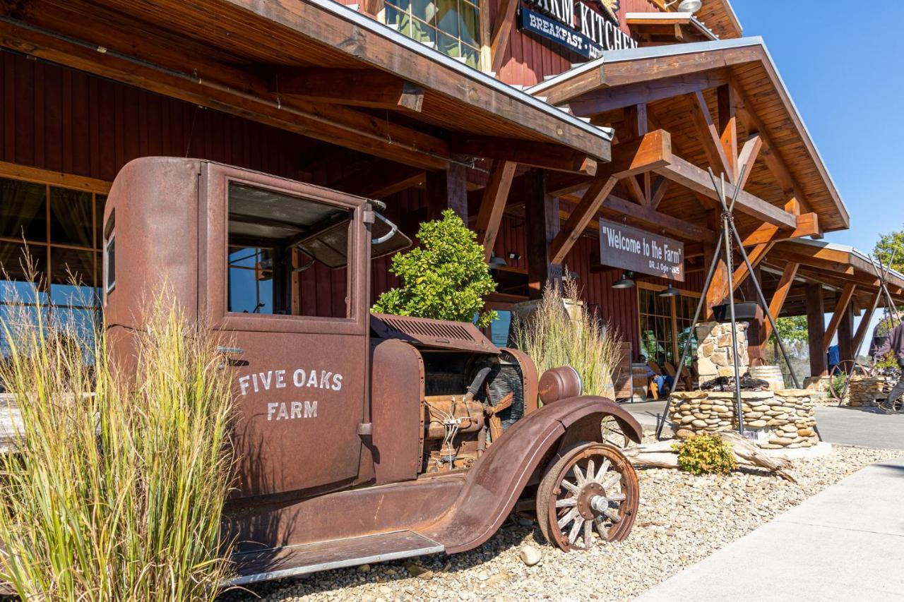 5bd5b Escape With 2 Hottubs, Thtr &game Rm,1mi To The Parkway! 4mi To Dollywood - Spring Appartement *