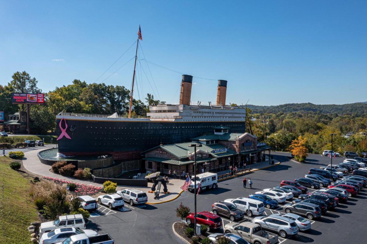 5bd5b Escape With 2 Hottubs, Thtr &game Rm,1mi To The Parkway! 4mi To Dollywood - Spring Appartement Pigeon Forge